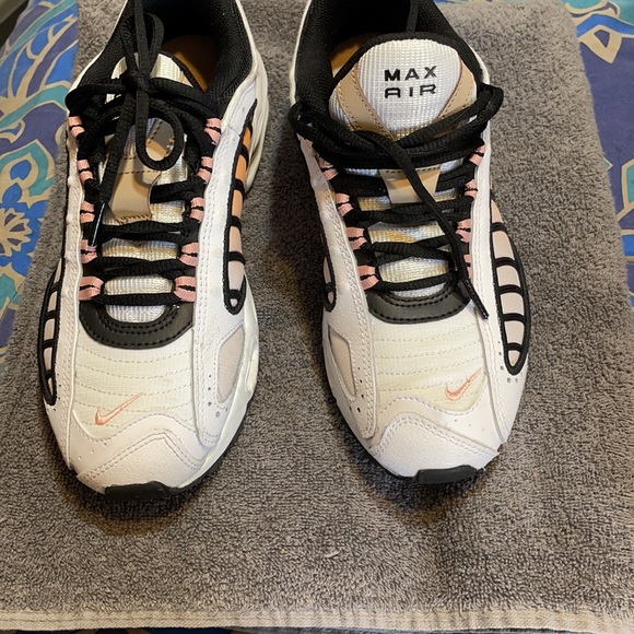 Nike tailwind in a size 8 (women) - Picture 3 of 4